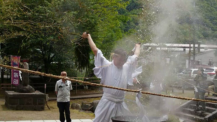 熱湯を浴びて願う春の祈り 〜日光・湯立神事〜